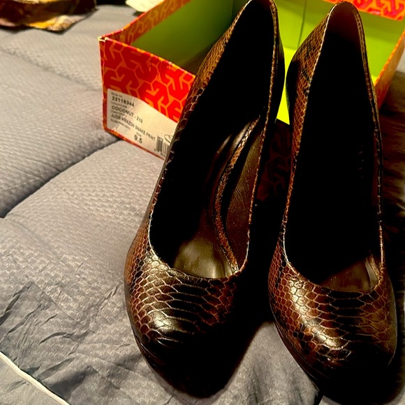 Tory Burch Brown Snakeskin platform pump.. Gently used wore once size 9.5 - Picture 1 of 6